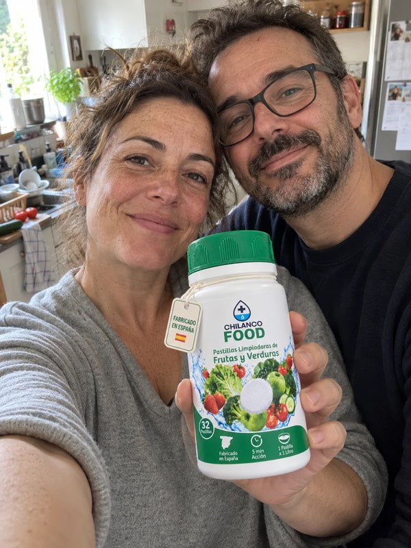 Pareja haciéndose un selfi con un bote de Chilanco Food