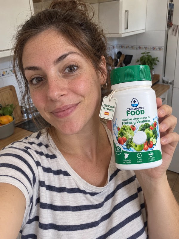 Mujer en su cocina sonriendo con un bote de Chilanco Food